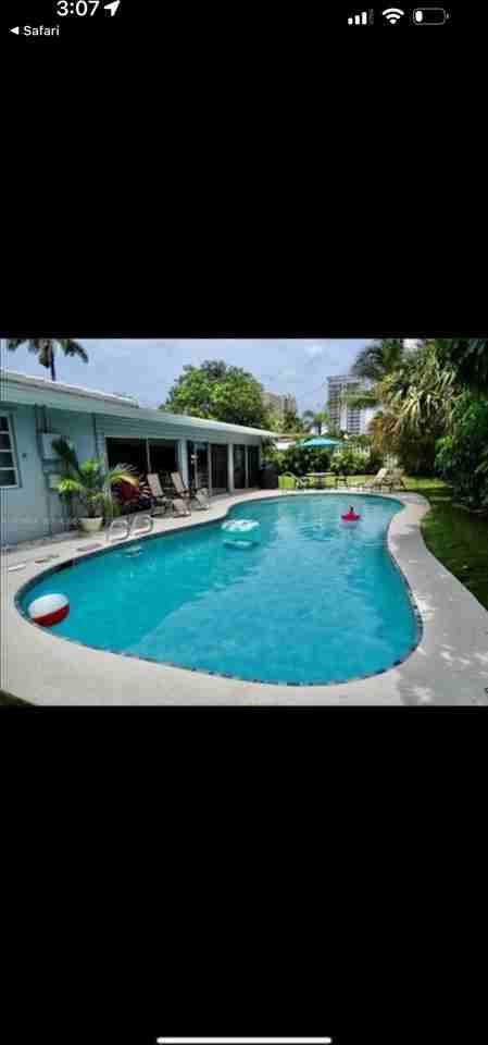 1241 Manor Dr - Photo 2 of 9