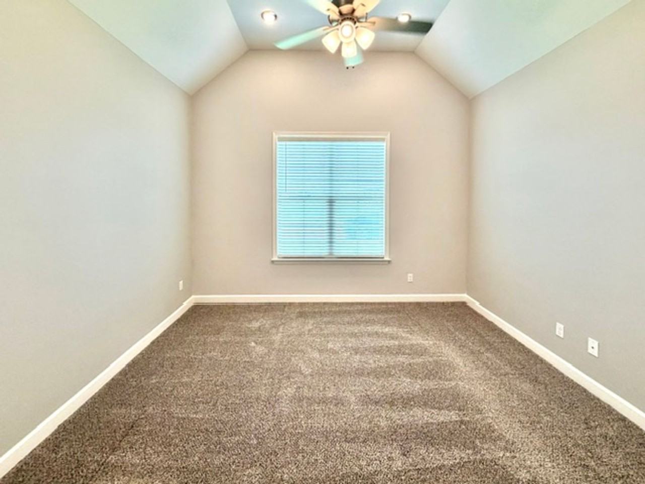 305 Azalea Dr - Photo 6 of 11