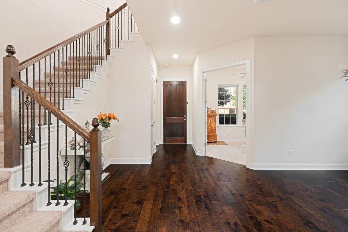 228 Lockhart Loop - Photo 5 of 39