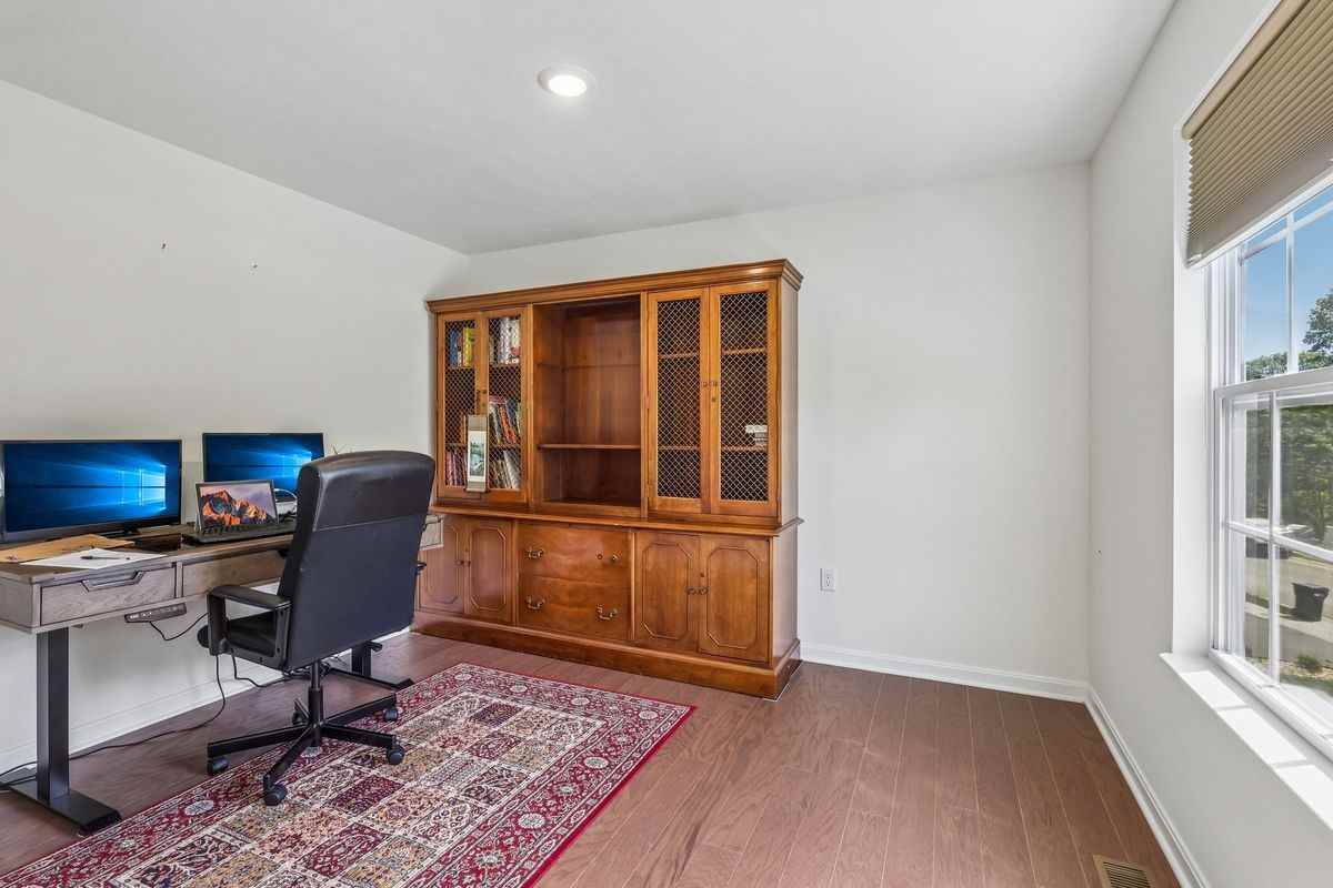 1105 Deerfield Dr - Photo 6 of 41
