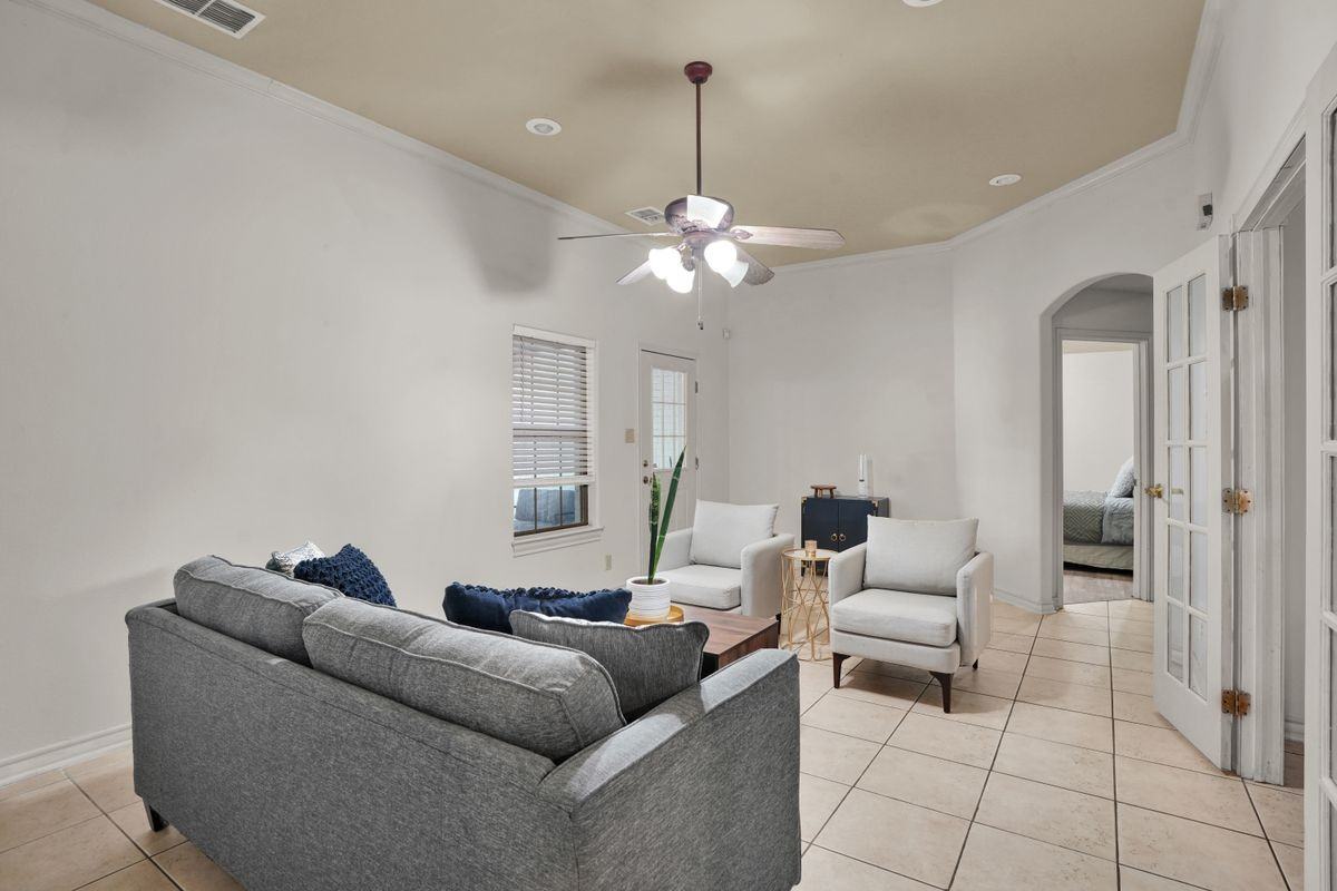 2061 Don Pascual Ln - Photo 3 of 11