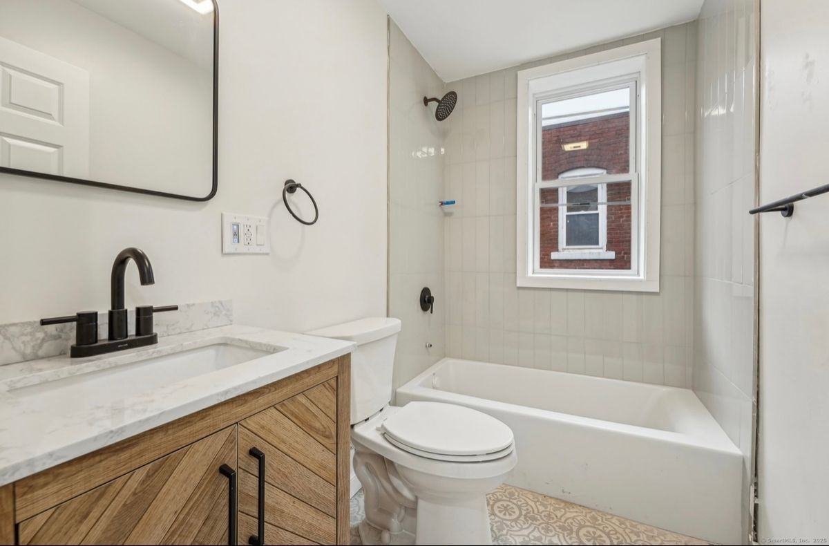 208210 Magnolia St - Photo 2 of 4