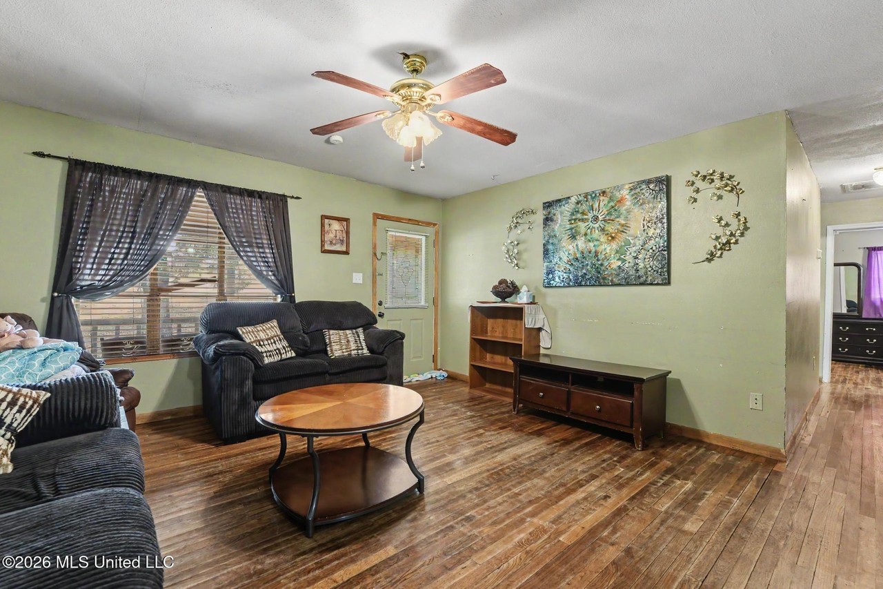 569 Mable St - Photo 3 of 15