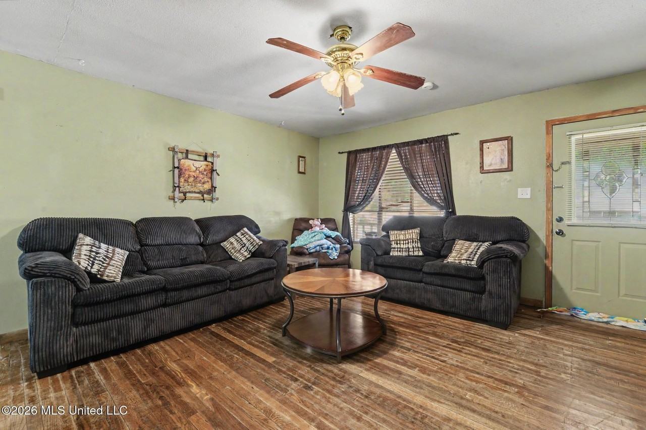 569 Mable St - Photo 4 of 15