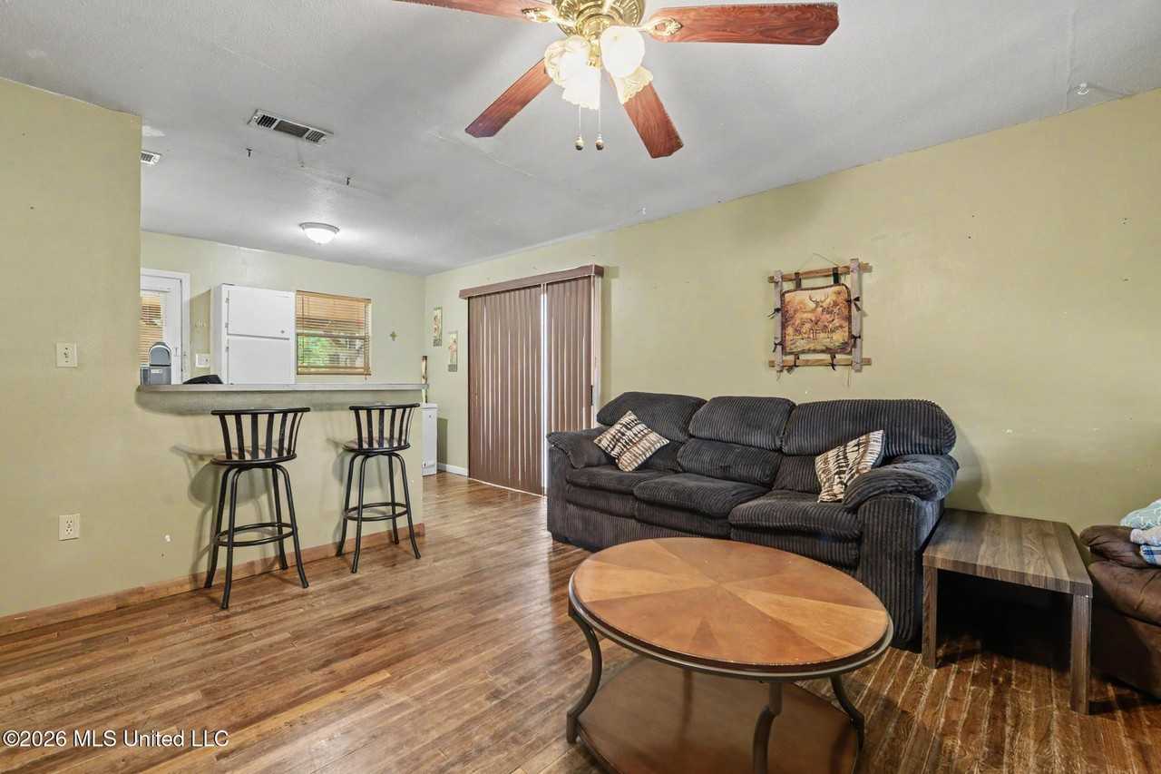 569 Mable St - Photo 5 of 15