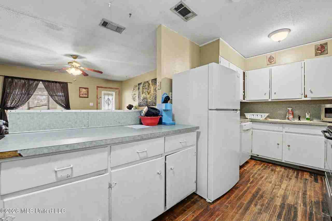 569 Mable St - Photo 7 of 15