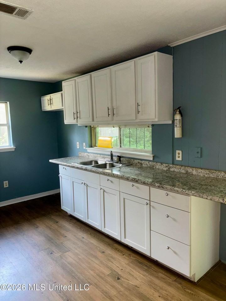 6663 Abraham Lincoln Dr - Photo 2 of 7