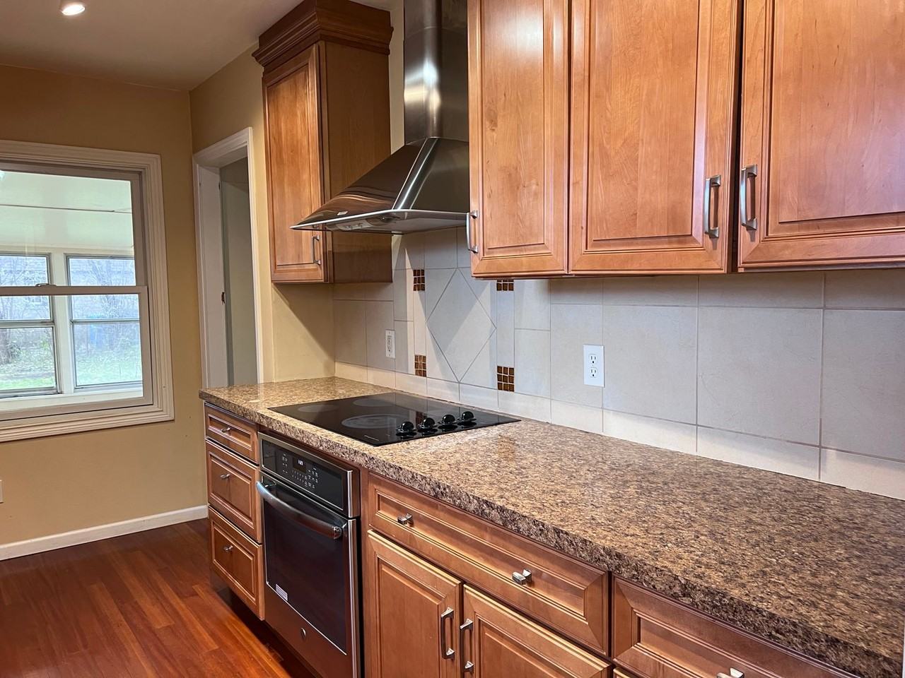 1552 Woodlawn Ave Se - Photo 2 of 21