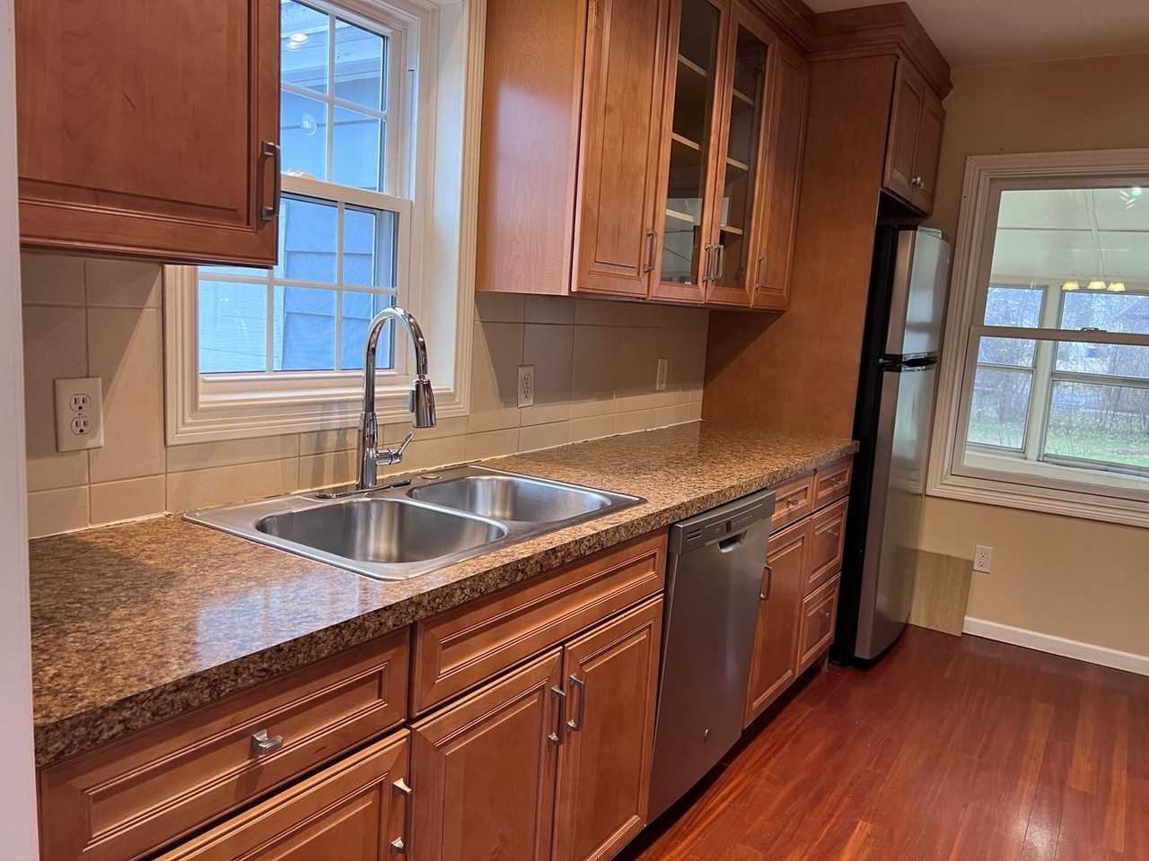 1552 Woodlawn Ave Se - Photo 4 of 21