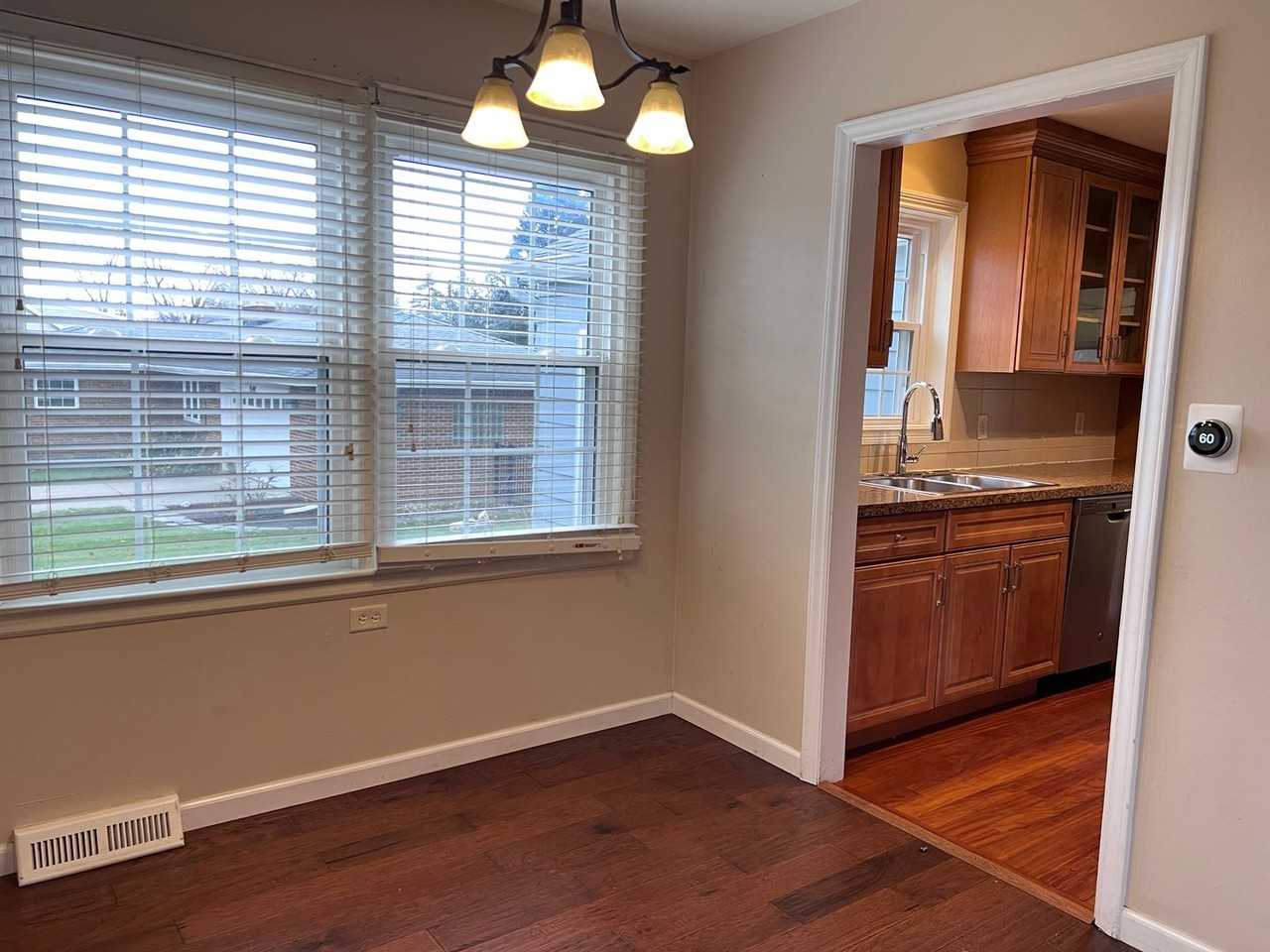 1552 Woodlawn Ave Se - Photo 5 of 21
