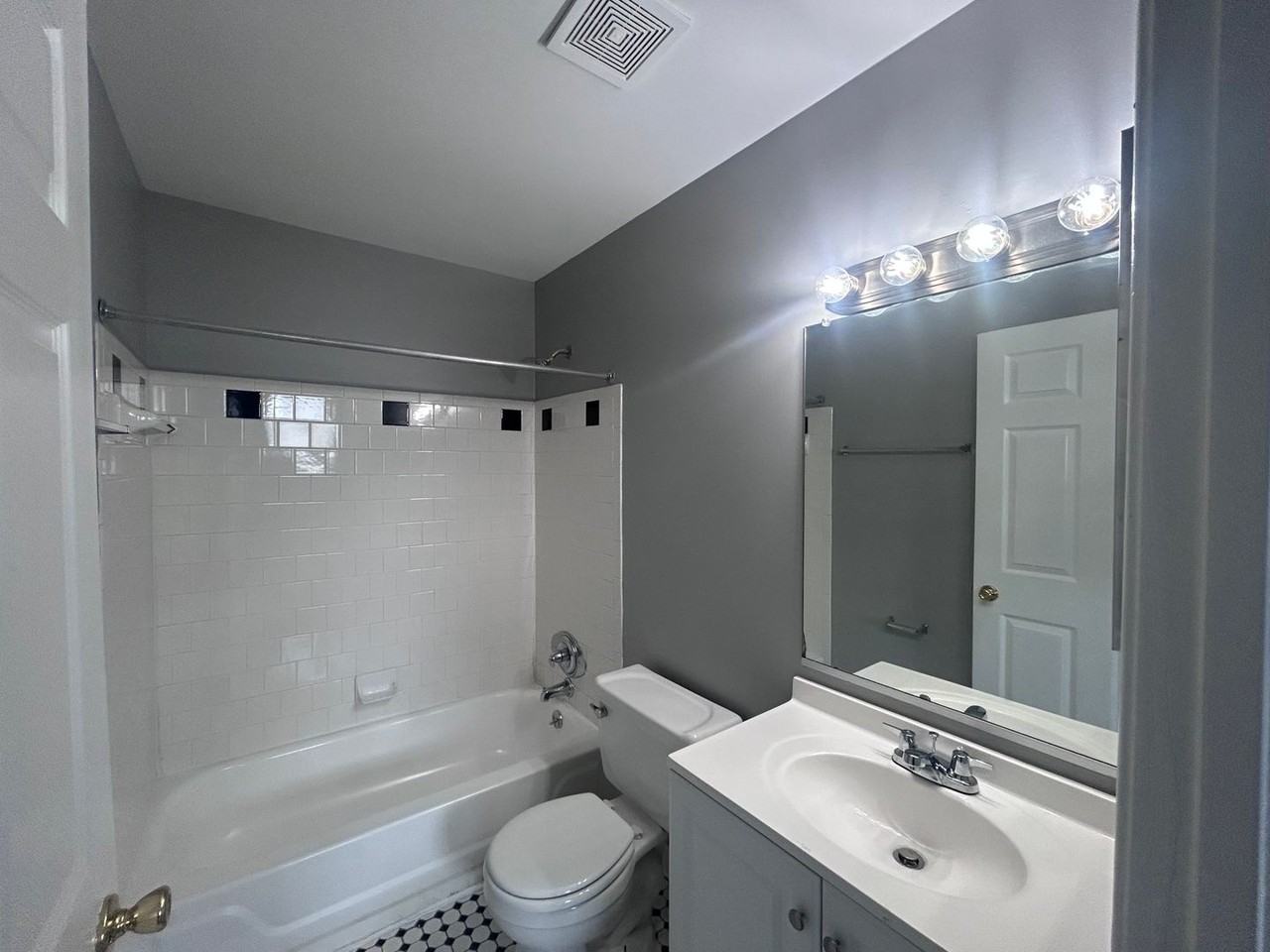 2571 Francis St - Photo 2 of 14