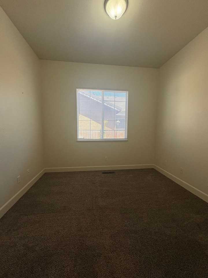 1369 Ridge Point Dr - Photo 4 of 17