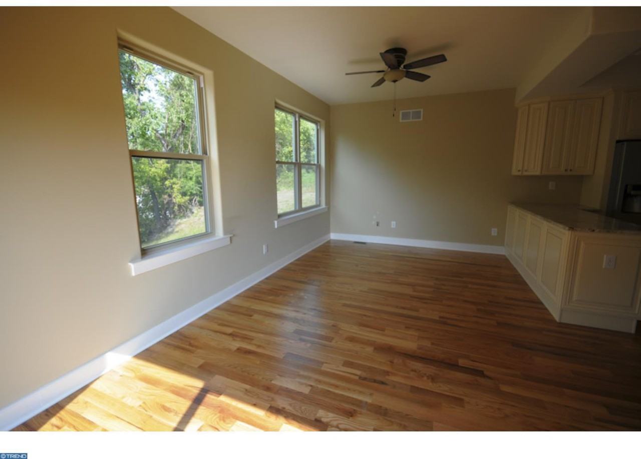 242 Krams Ave - Photo 4 of 12