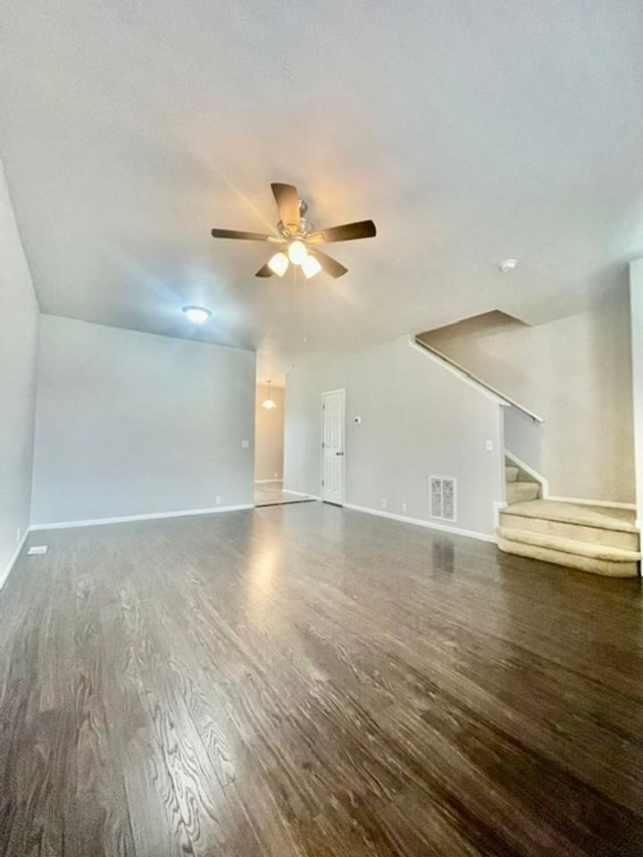 2146 Creekridge Pt - Photo 5 of 27
