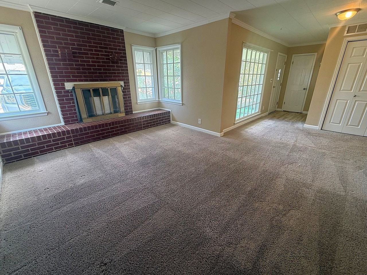 137 N Montana Ave - Photo 2 of 12
