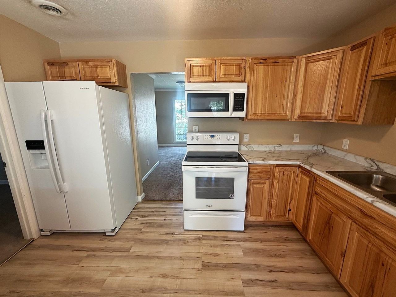 137 N Montana Ave - Photo 3 of 12