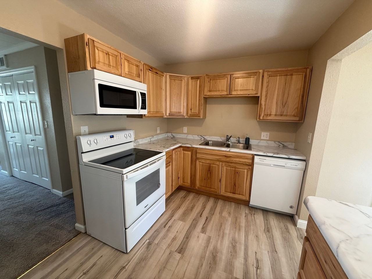 137 N Montana Ave - Photo 4 of 12
