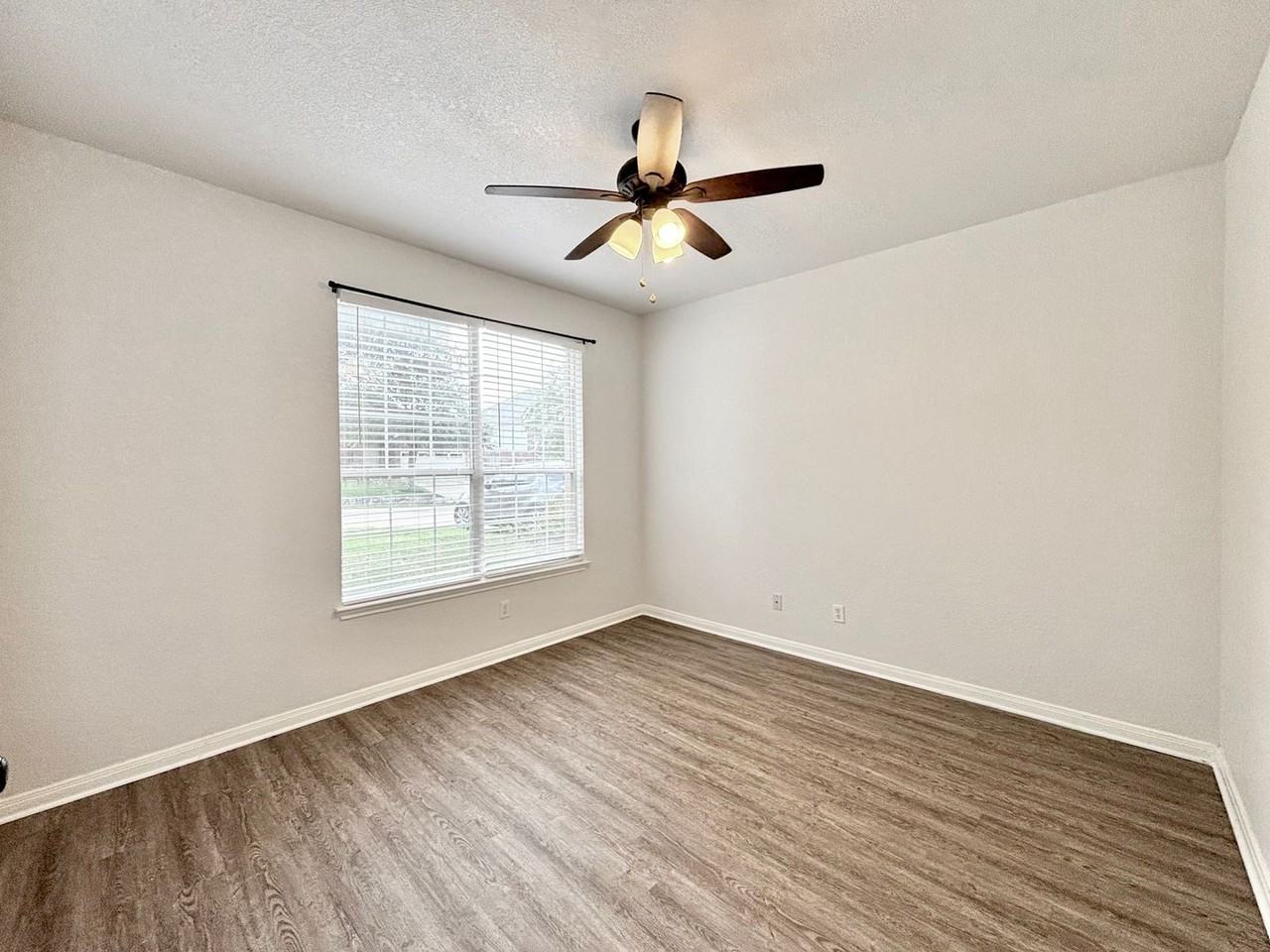20527 Cliff Park - Photo 3 of 30