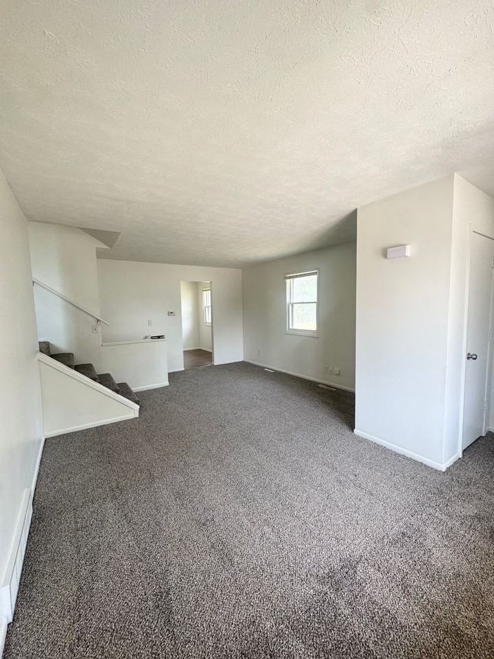 4874 Robin Dr - Photo 3 of 15