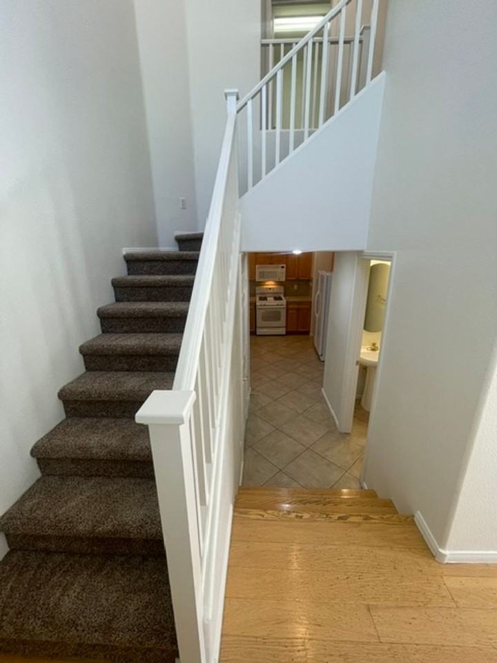 251 Queens Ct - Photo 4 of 31