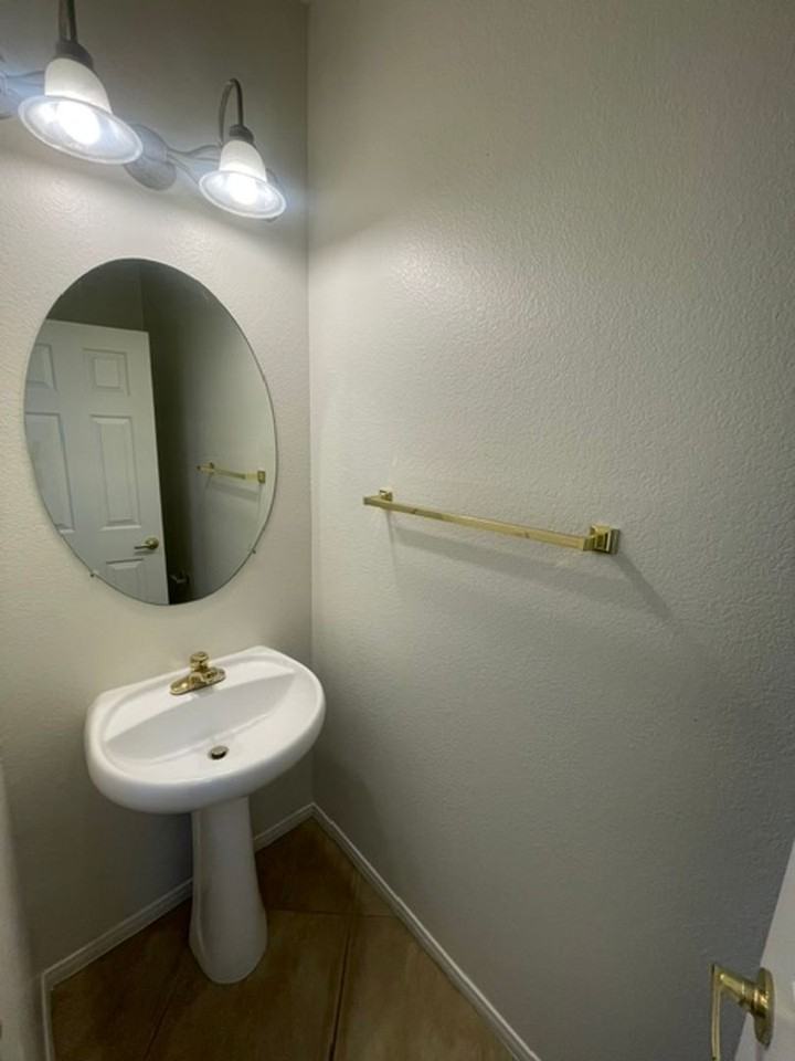 251 Queens Ct - Photo 5 of 31