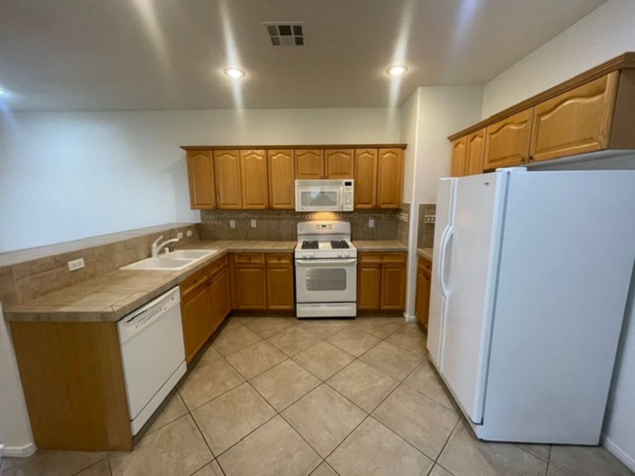 251 Queens Ct - Photo 6 of 31