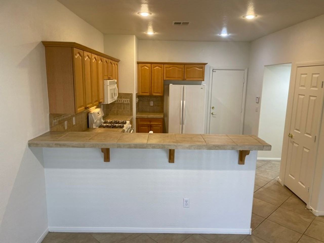 251 Queens Ct - Photo 7 of 31