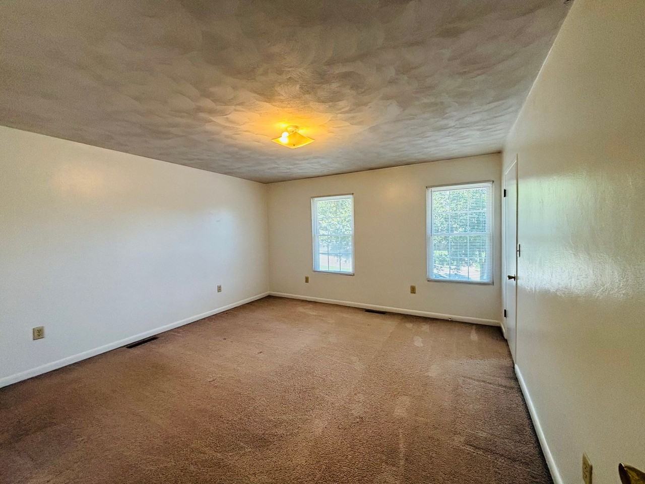 381 New Kent Rd - Photo 5 of 18