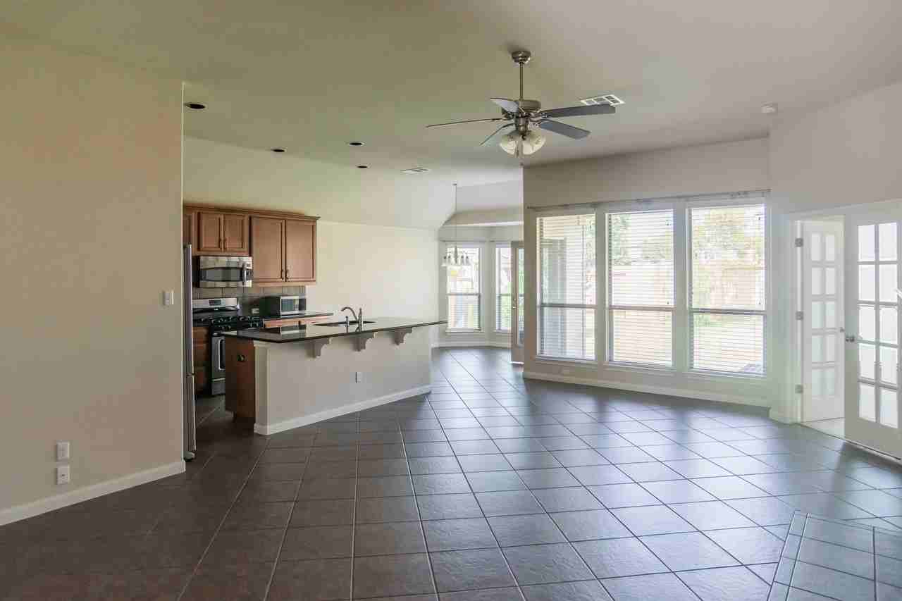 2542 Ravenwood Dr - Photo 4 of 23