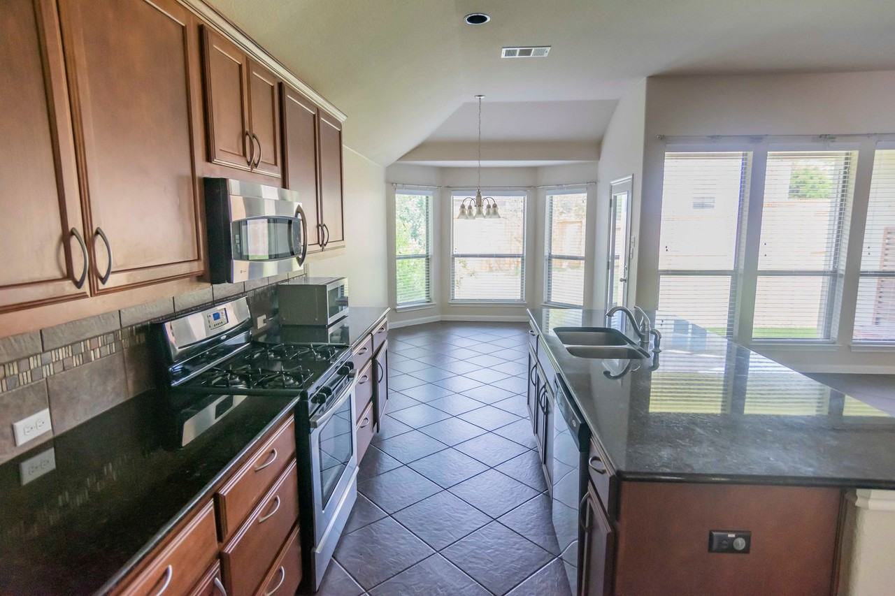 2542 Ravenwood Dr - Photo 6 of 23