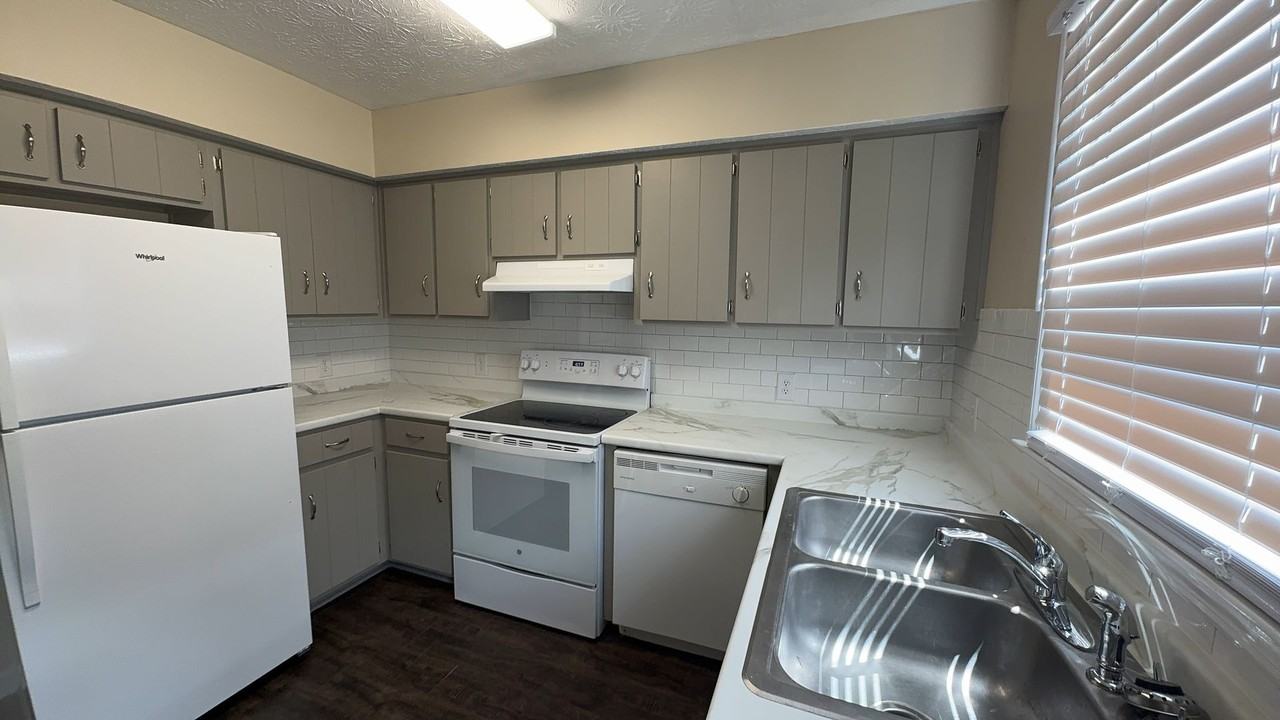 706 Avenue D - Photo 2 of 8