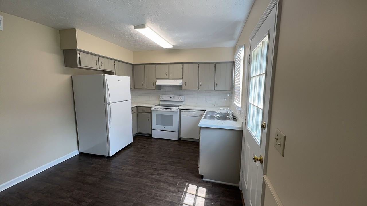 706 Avenue D - Photo 3 of 8