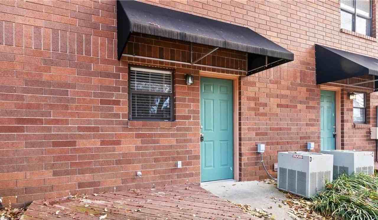 250 N Madison St #B - Photo 2 of 18