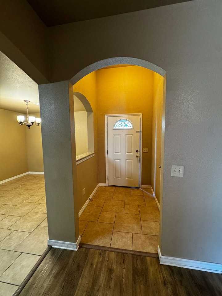 4517 S Roberts St - Photo 2 of 21