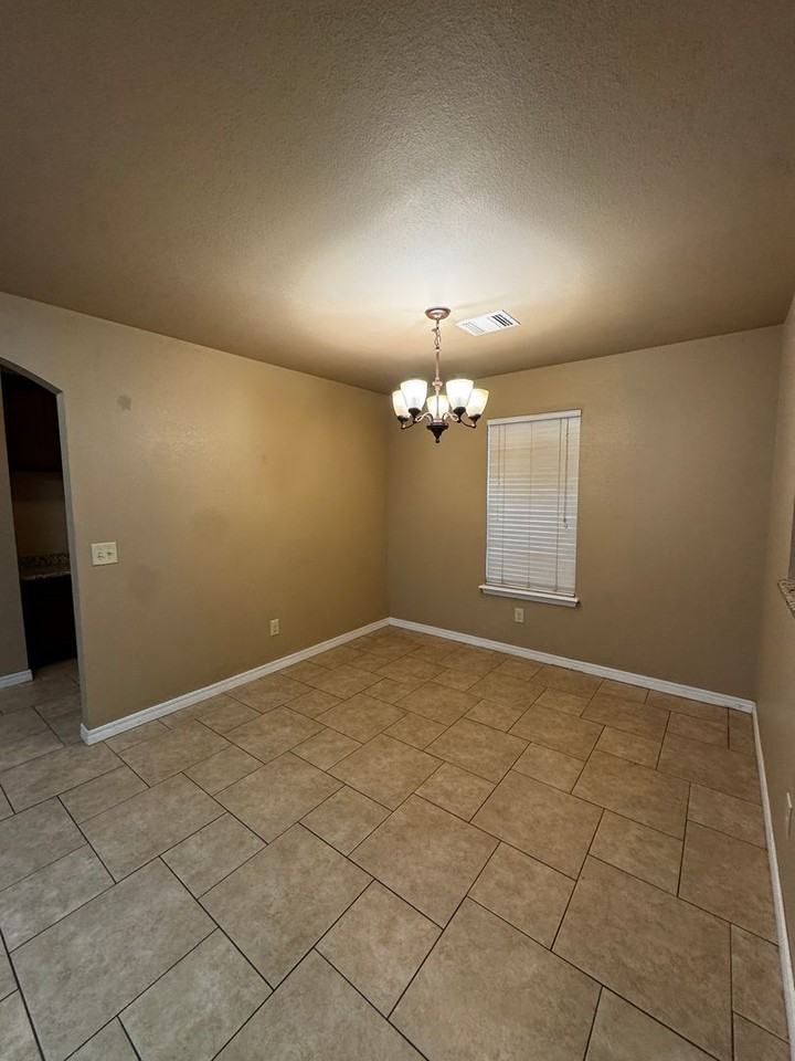 4517 S Roberts St - Photo 5 of 21