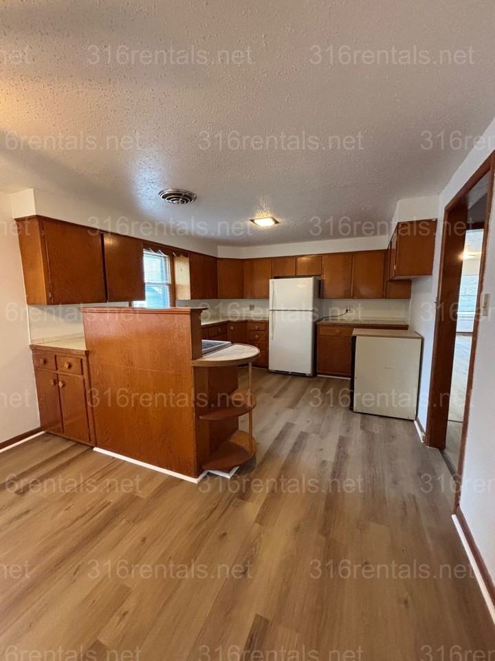 519 N High St - Photo 5 of 8