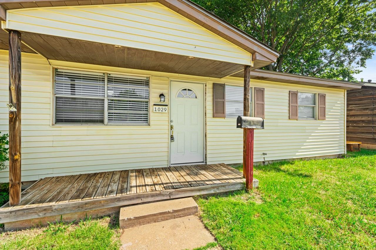 1029 Hoyt Ave - Photo 4 of 35