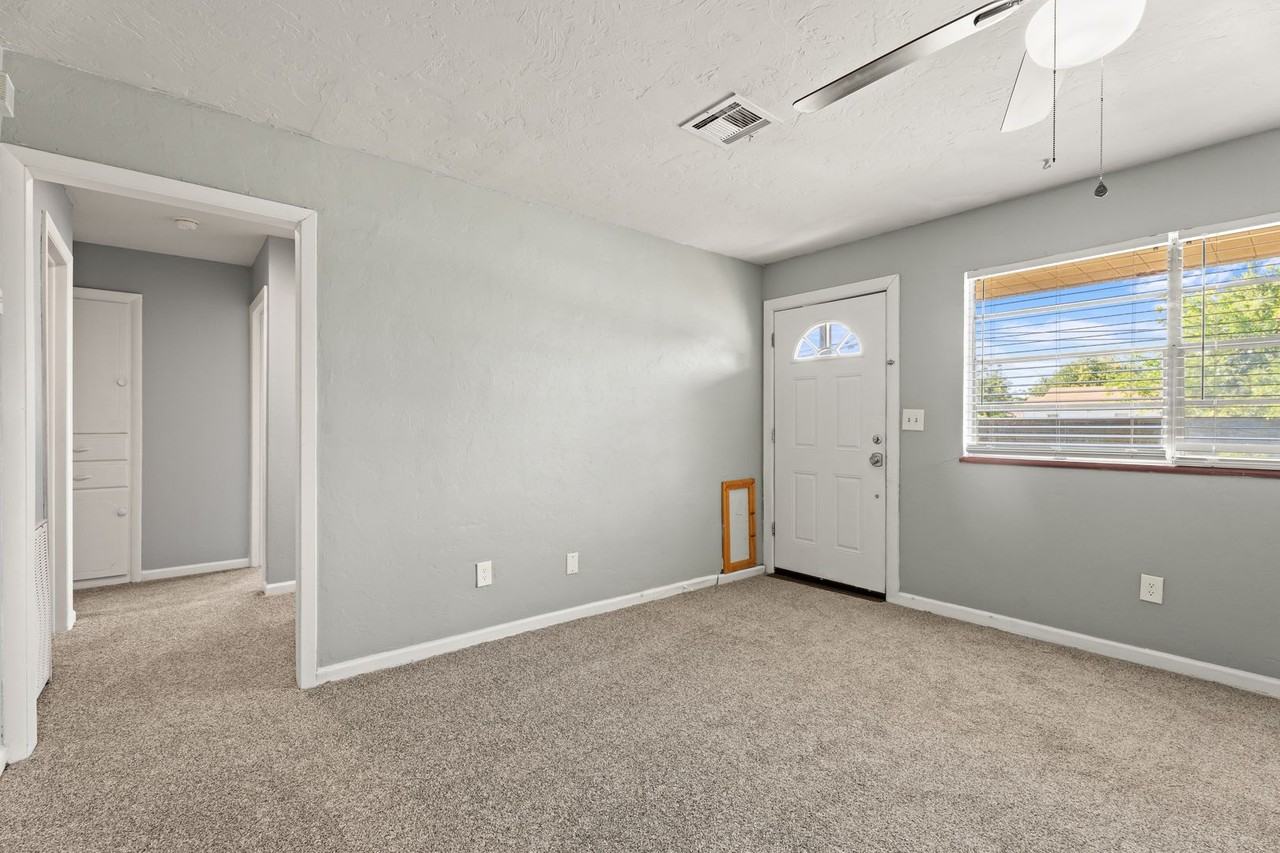 1029 Hoyt Ave - Photo 5 of 35