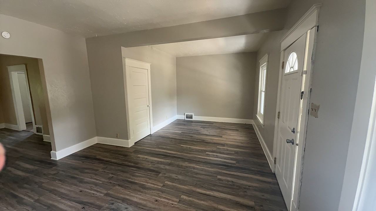 247 E Pearl St - Photo 3 of 15