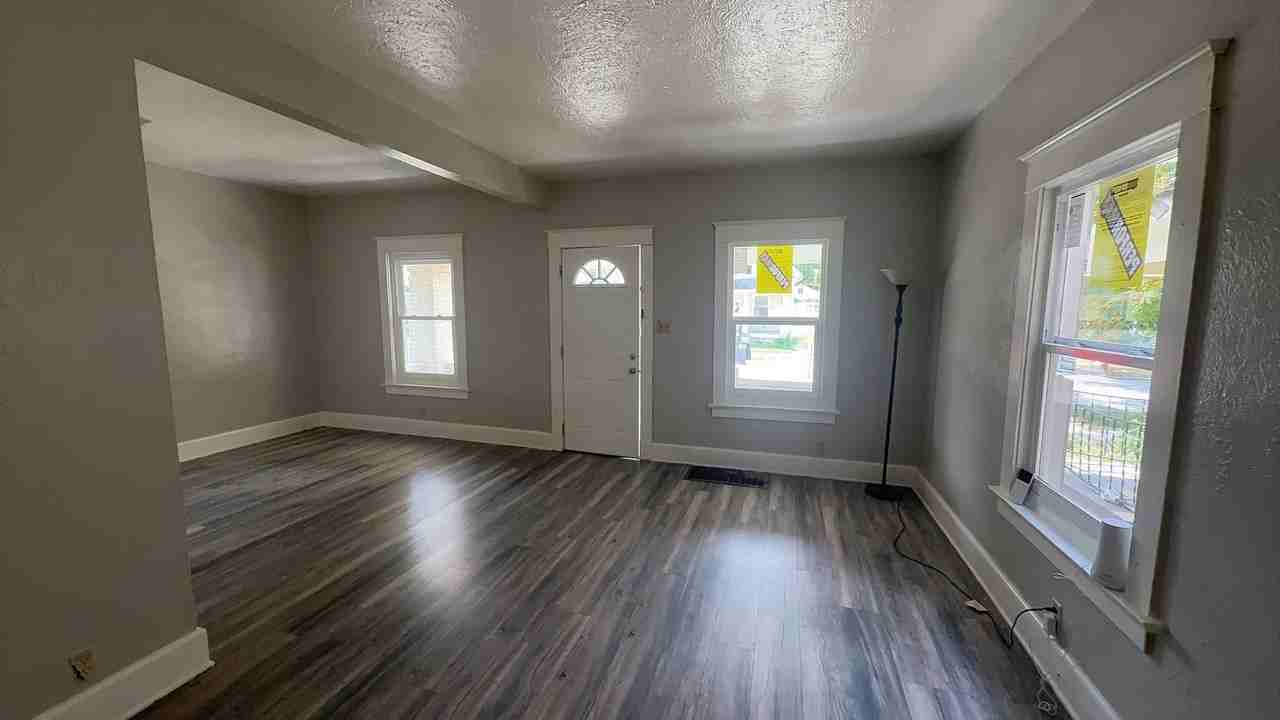 247 E Pearl St - Photo 4 of 15