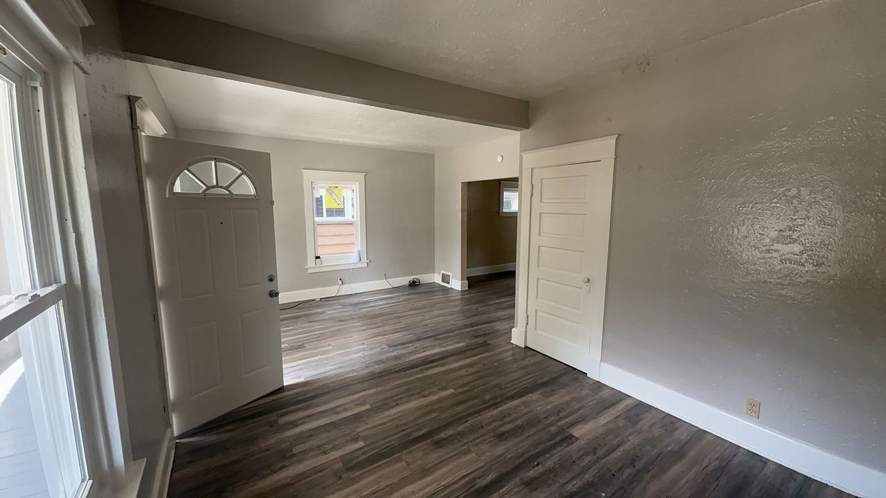 247 E Pearl St - Photo 5 of 15