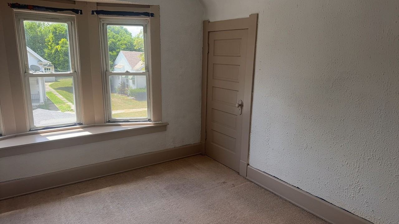 247 E Pearl St - Photo 6 of 15