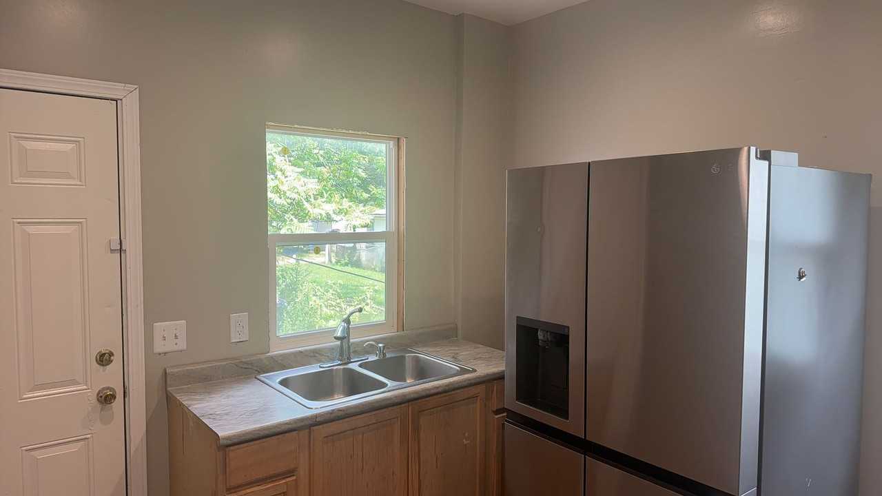 247 E Pearl St - Photo 7 of 15