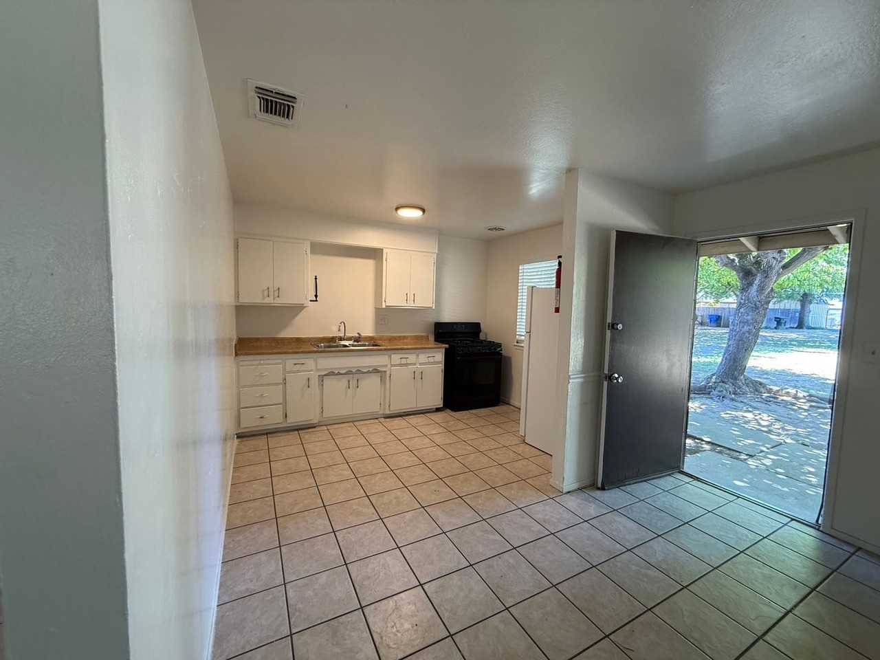 2629 29th Ave - Photo 5 of 17