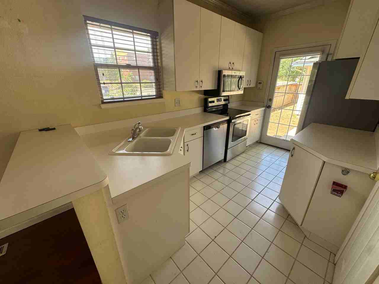 1701 Grove St - Photo 7 of 37