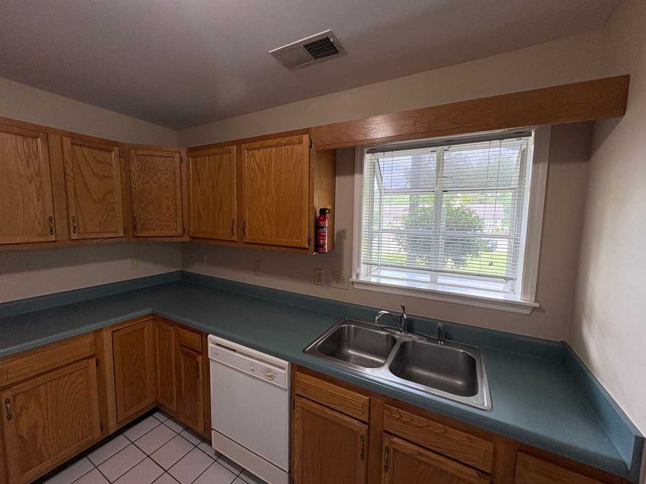 108 Meyer St - Photo 6 of 12