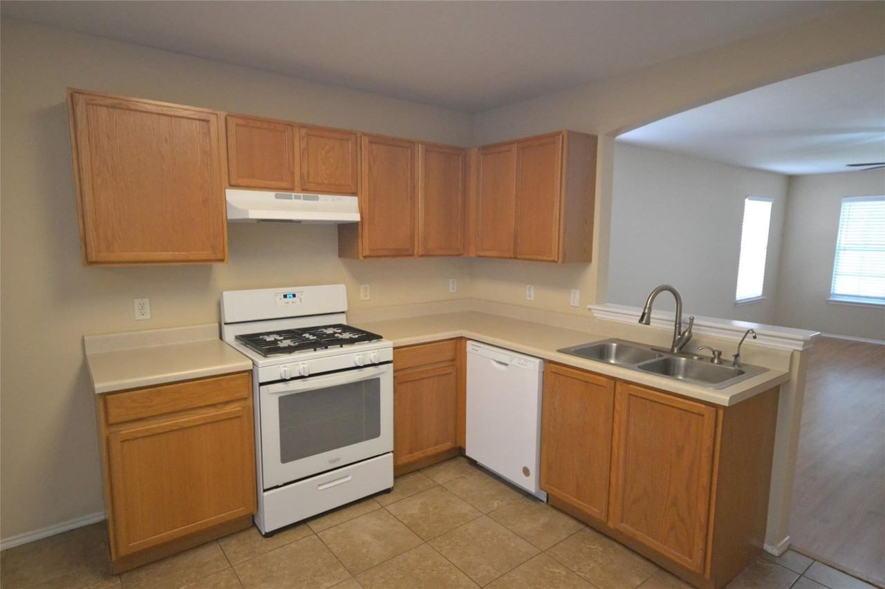 200 Lombard Dr - Photo 3 of 18