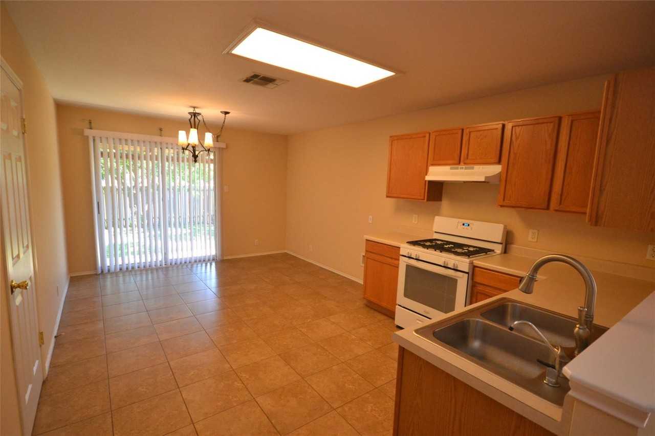 200 Lombard Dr - Photo 4 of 18