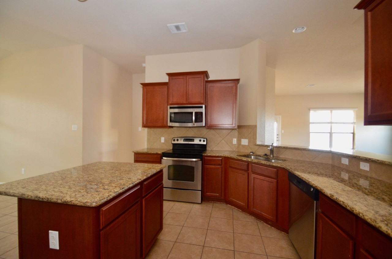 7300 Golden Oak Ln - Photo 3 of 20