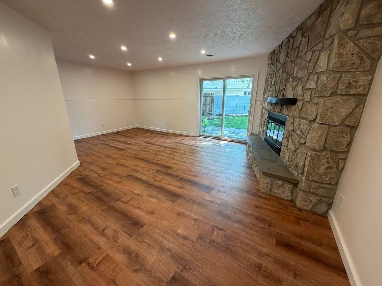 2421 Brook Ln - Photo 4 of 18